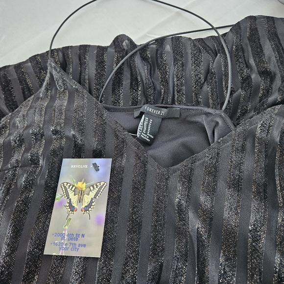 4 pieces: 3 dresses and 1 romper, excellent condition Size M perfect for teens. - Picture 3 of 6